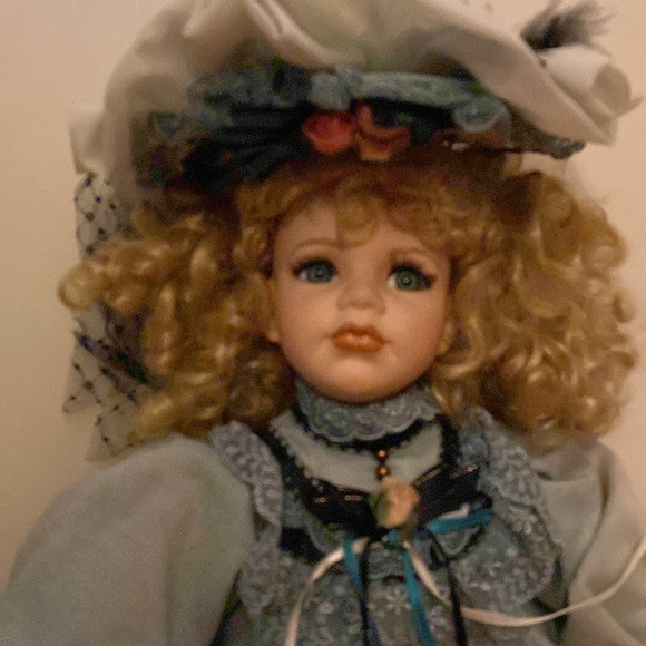Delton product Corp. Fine collectibles. Two dolls. - Picture 2 of 8
